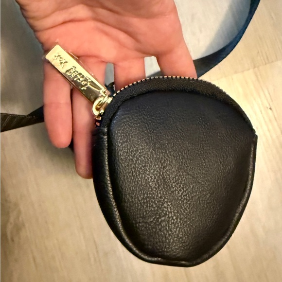 Do not buy. Bag has been sold. I can’t remove listing because of active offers - Picture 5 of 6